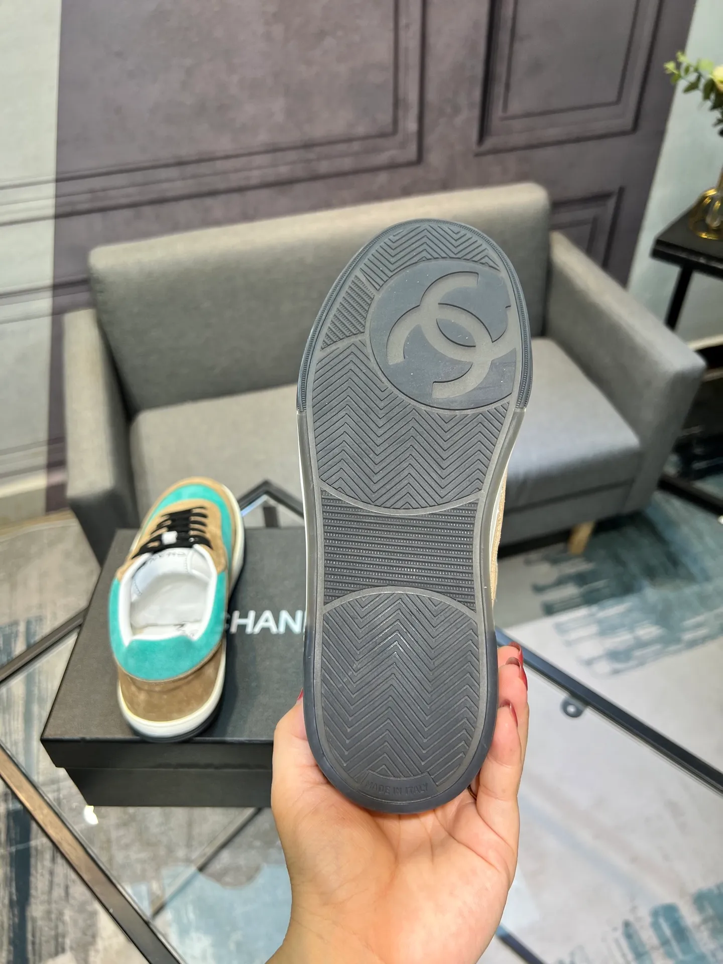Men's men's shoes 💰620 Exclusive real shot (top version) CHANEL Chanel's new panda sneakers Panda shoes Chanel 2025ss color matching thick-soled casual sports shoes sneakers Counter synchronization The counter is very popular Very difficult to buy a shoe The most popular thick-soled panda shoes on the Internet It is obvious that Xiaoxiang control cannot miss it Simple and versatile white shoes that have both good looks and comfort Thick sole increases height, is super versatile and can be worn with eyes closed😍 Whoever wears it will look better. Upper: calfskin. Lining: imported sheepskin lining. Outsole: TPU original outsole. Size: 35-44 (41 for women, 40 for men, custom made).